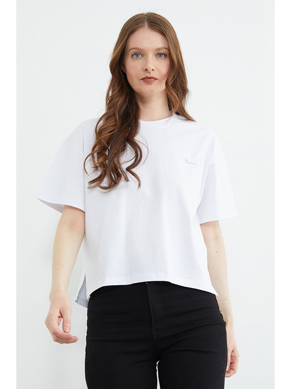 Beyaz Metal Aksesuarlı Bisiklet Yaka Yırtmaçlı Tişört-2