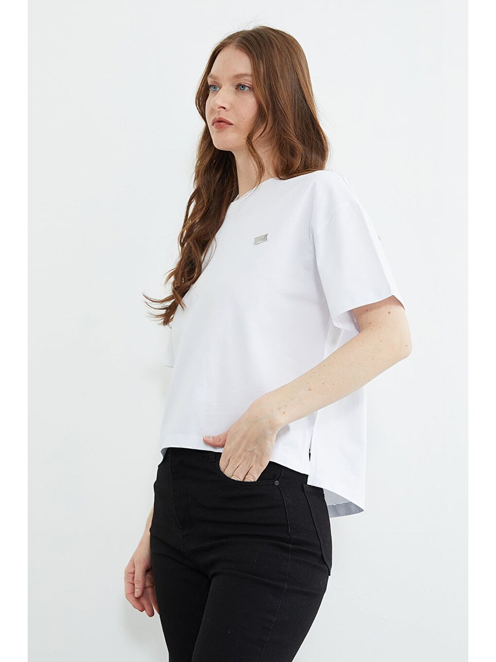 Beyaz Metal Aksesuarlı Bisiklet Yaka Yırtmaçlı Tişört-3