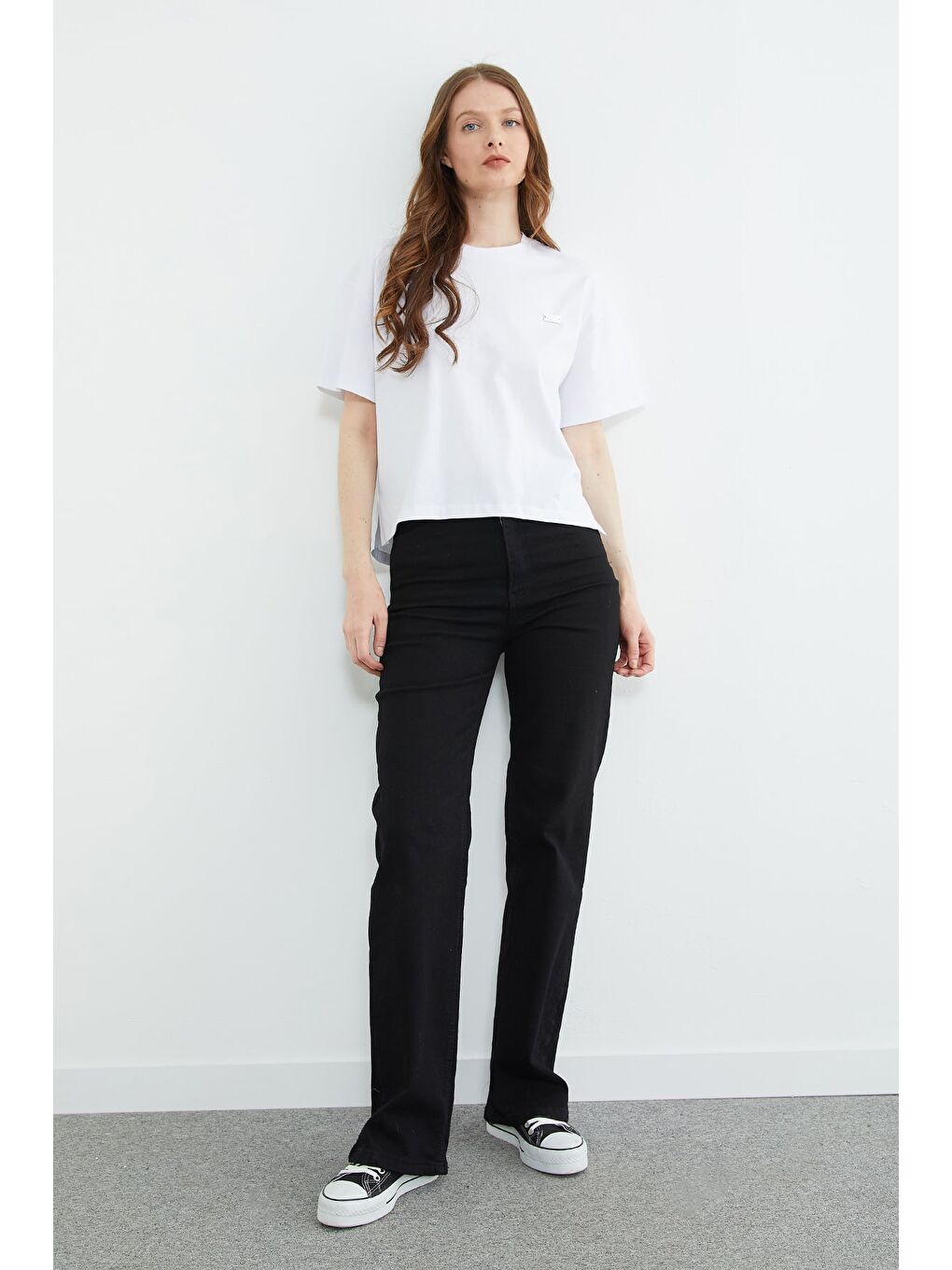 Beyaz Metal Aksesuarlı Bisiklet Yaka Yırtmaçlı Tişört-4