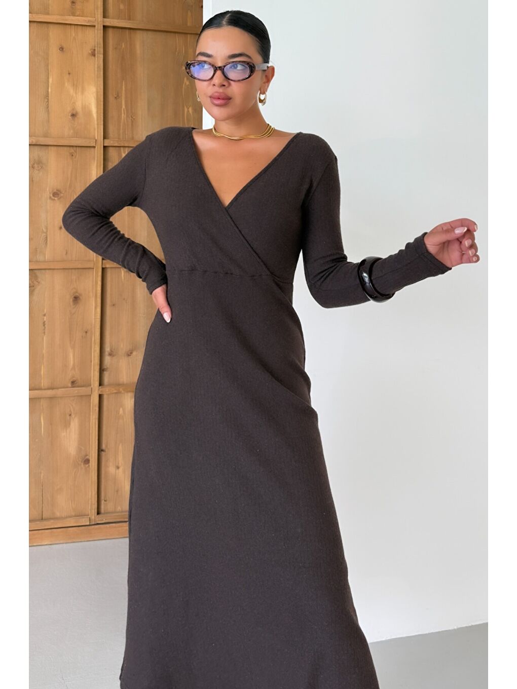 Kadın Kahverengi Kruvaze Yakalı Uzun Kollu Midi Boy İnterlok Elbise-5