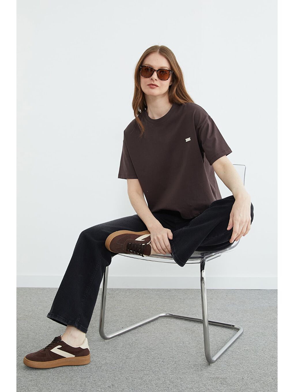 Kahverengi Metal Aksesuarlı Bisiklet Yaka Yırtmaçlı Tişört-1