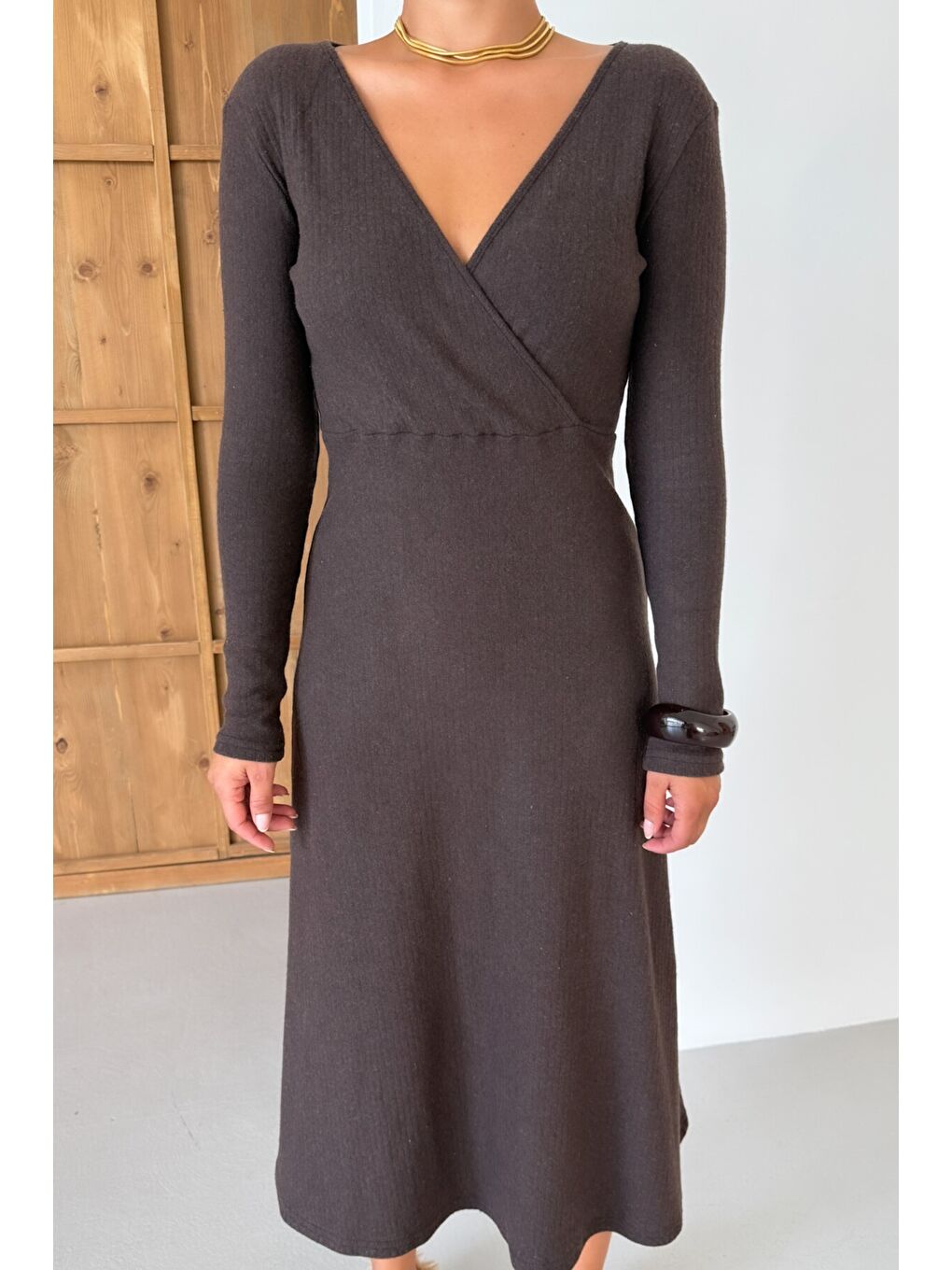 Kadın Kahverengi Kruvaze Yakalı Uzun Kollu Midi Boy İnterlok Elbise-6