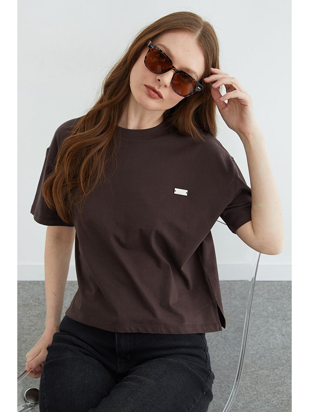 Kahverengi Metal Aksesuarlı Bisiklet Yaka Yırtmaçlı Tişört-2