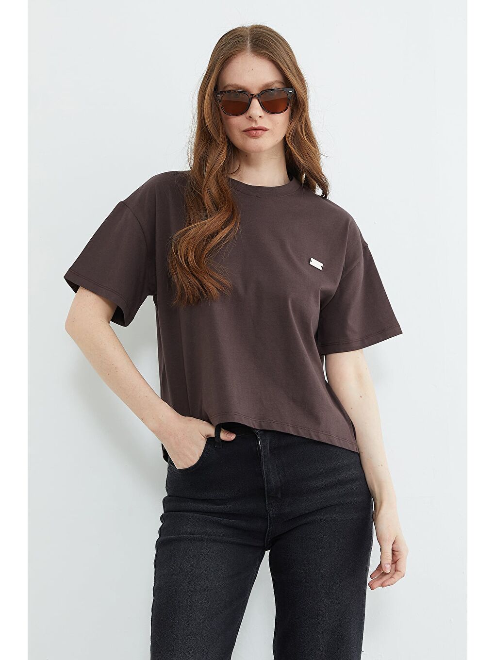 Kahverengi Metal Aksesuarlı Bisiklet Yaka Yırtmaçlı Tişört-3