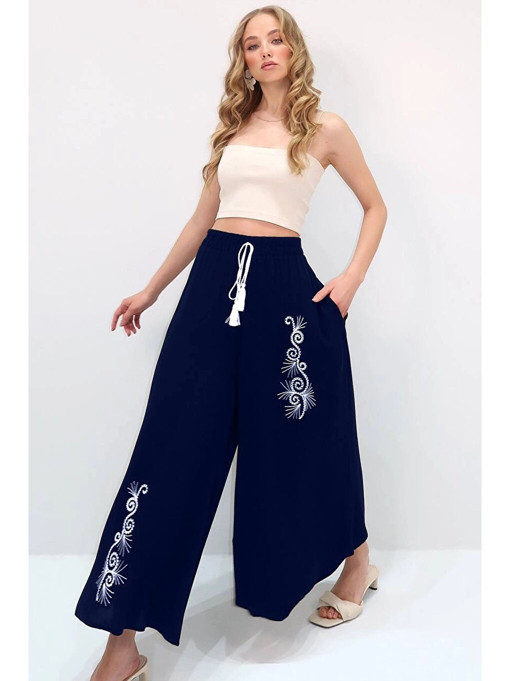 Kadın Lacivert Beli Lastikli Nakış Detaylı Bol Kesim Viskon Pantolon HZL25S-VM10301-1