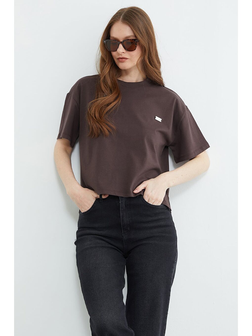 Kahverengi Metal Aksesuarlı Bisiklet Yaka Yırtmaçlı Tişört-4