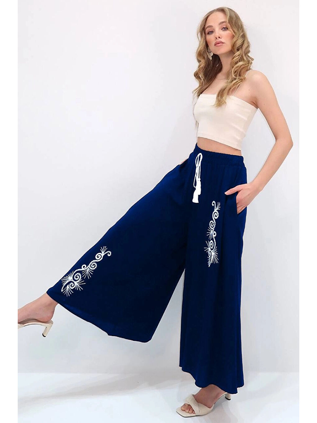 Kadın Lacivert Beli Lastikli Nakış Detaylı Bol Kesim Viskon Pantolon HZL25S-VM10301-2