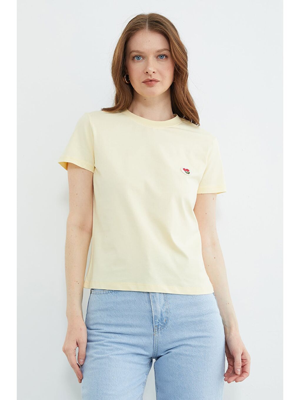 Sarı Çiçek Nakışlı Bisiklet Yaka Tişört-1