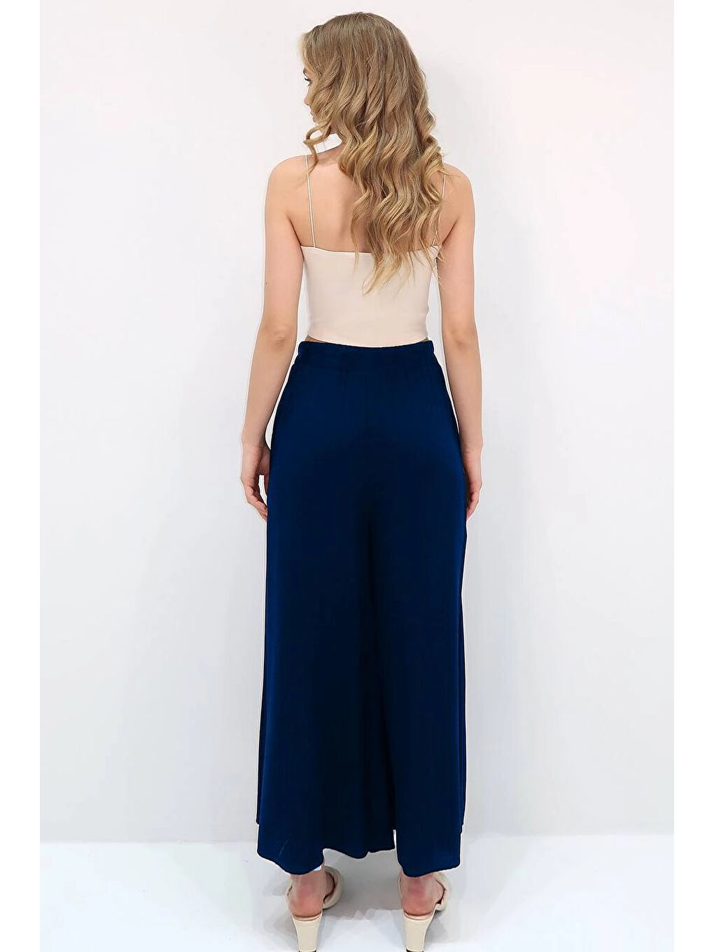 Kadın Lacivert Beli Lastikli Nakış Detaylı Bol Kesim Viskon Pantolon HZL25S-VM10301-3