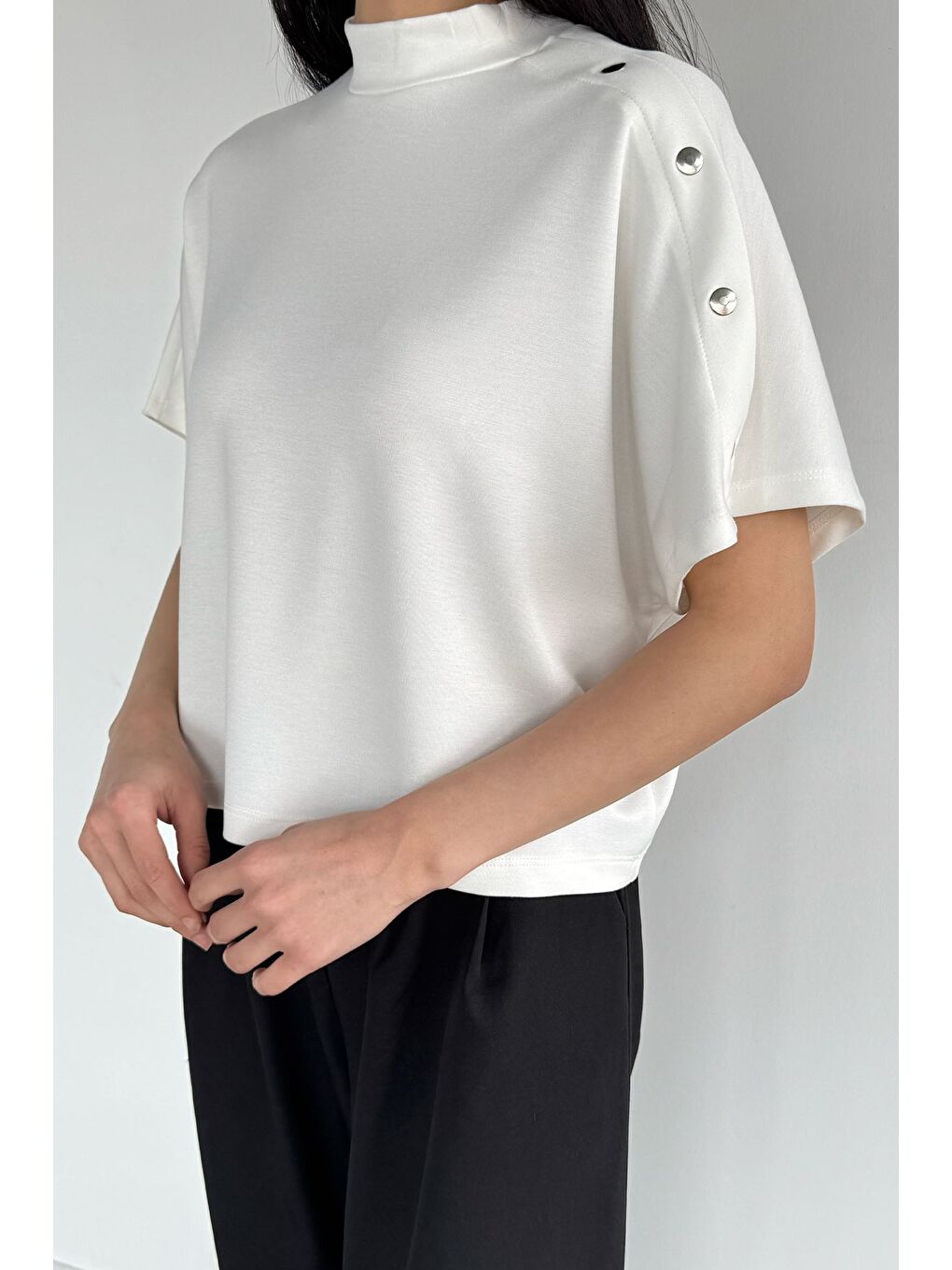 Ekru Omuz Detaylı Yarasa Kol Bluz-1