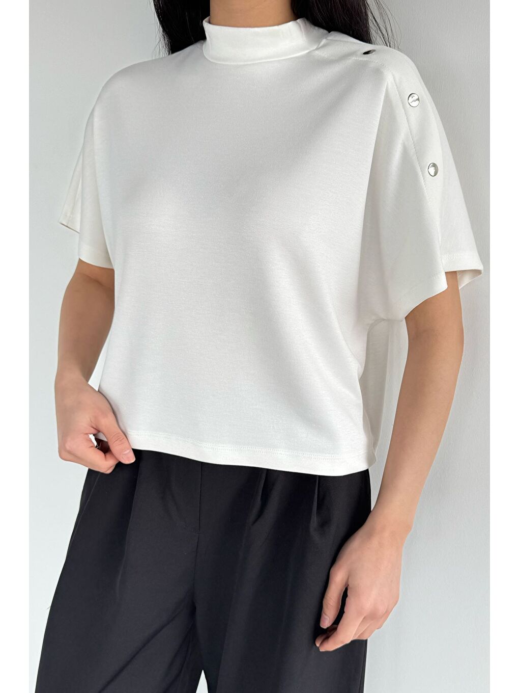 Ekru Omuz Detaylı Yarasa Kol Bluz-2