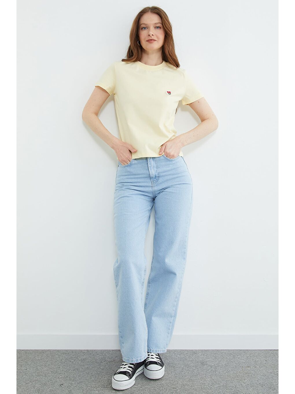 Sarı Çiçek Nakışlı Bisiklet Yaka Tişört-2