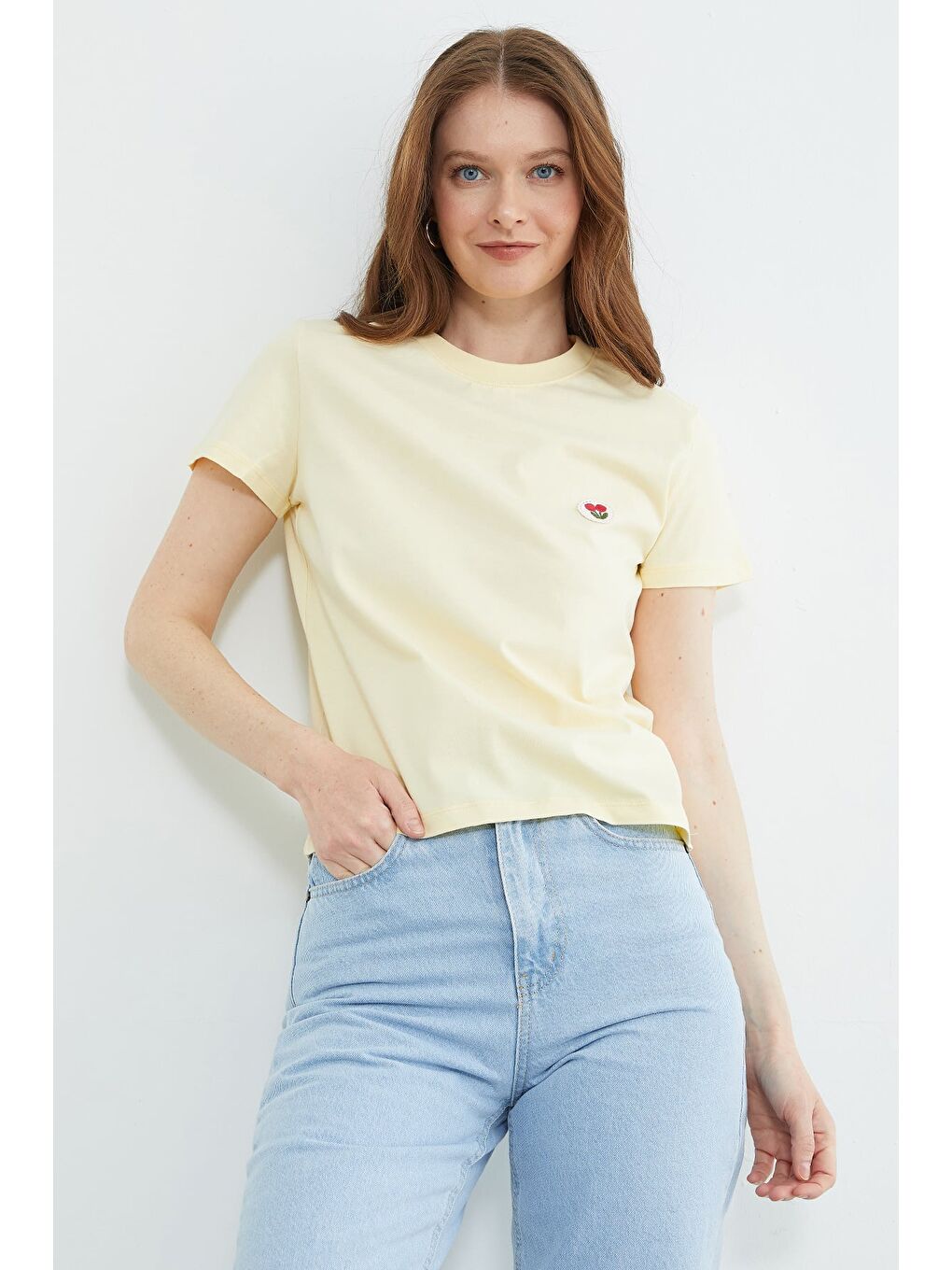 Sarı Çiçek Nakışlı Bisiklet Yaka Tişört-3