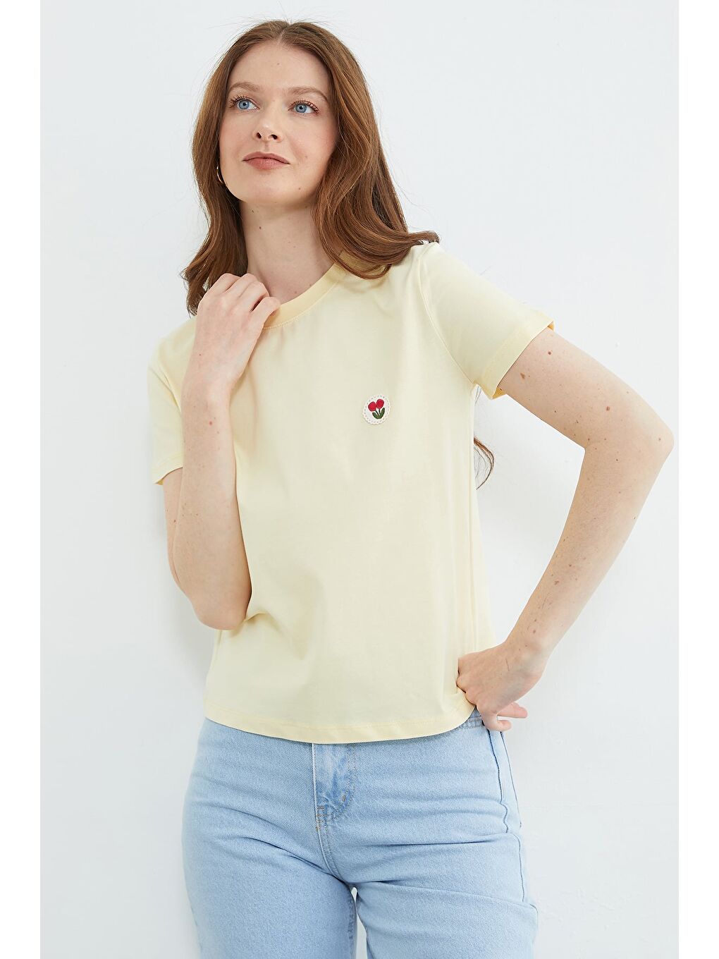 Sarı Çiçek Nakışlı Bisiklet Yaka Tişört-4