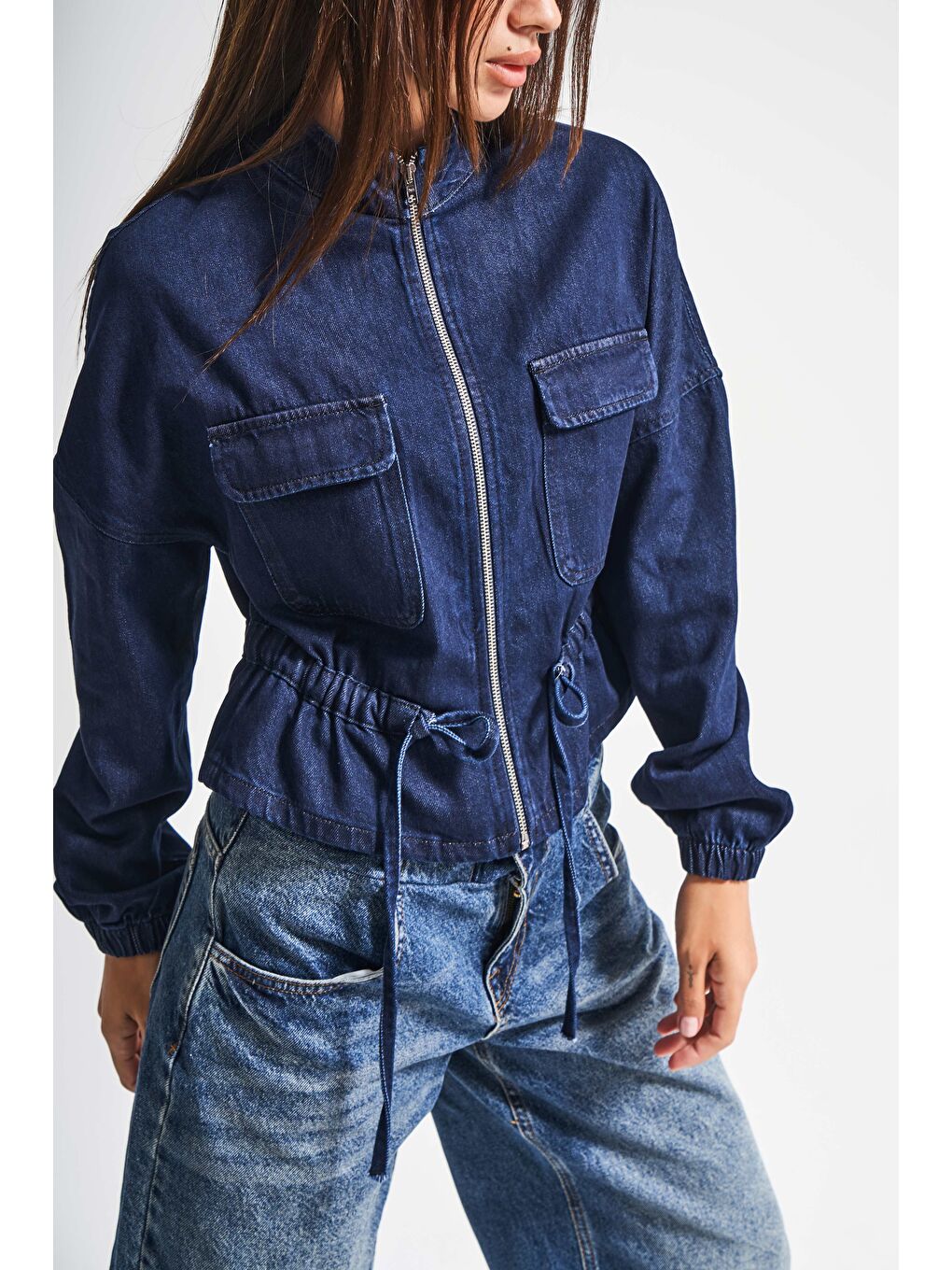 Kadın Koyu Mavi Renk 7w5-50 Oversize Kemer Detaylı Viskon Kumaş Denim Ceket Gömlek-1