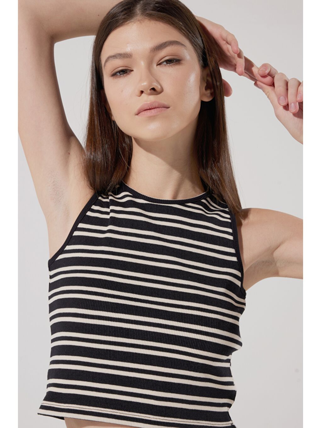 Slim Fit Dar Kesim Bisiklet Yaka Kolsuz Crop Siyah Çizgili Esnek Tişört-1