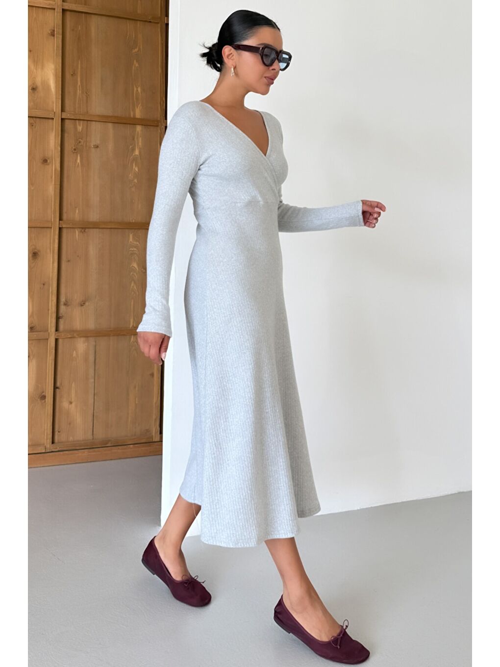 Kadın Gri Kruvaze Yakalı Uzun Kollu Midi Boy İnterlok Elbise-4