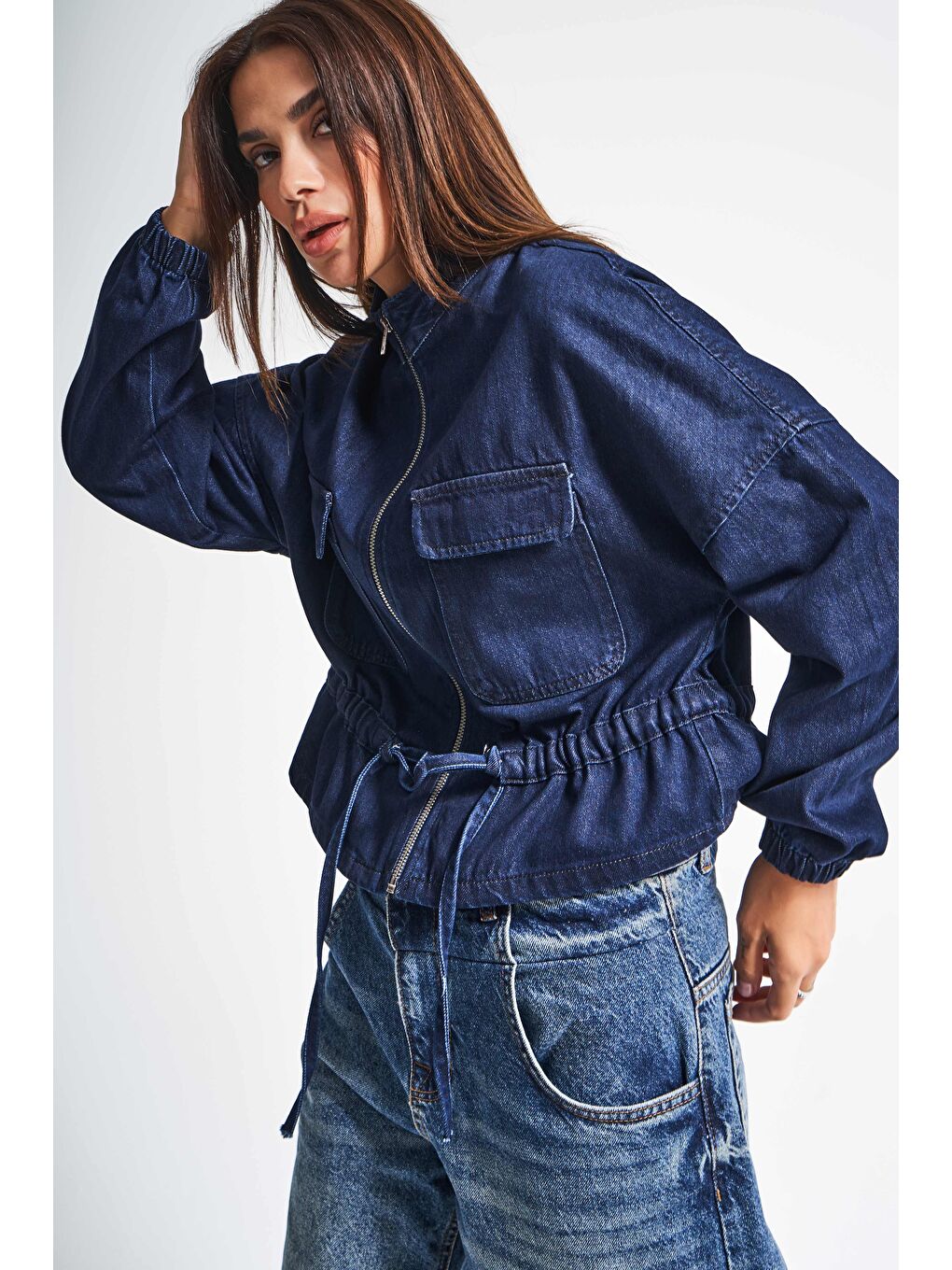 Kadın Koyu Mavi Renk 7w5-50 Oversize Kemer Detaylı Viskon Kumaş Denim Ceket Gömlek-2