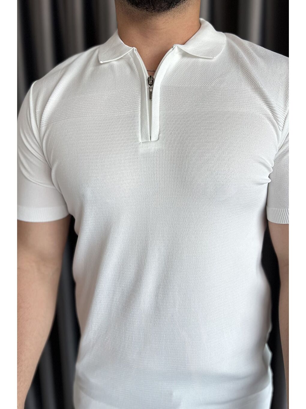 Beyaz Erkek Polo Yaka Yarım Fermuarlı Kendinden Desenli Tişört-3