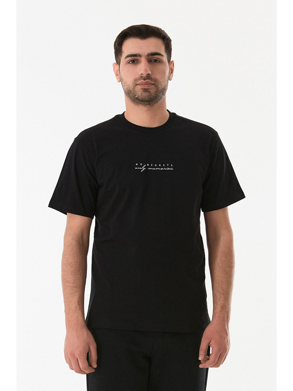 Siyah Kabartma Baskılı Bisiklet Yaka Tişört