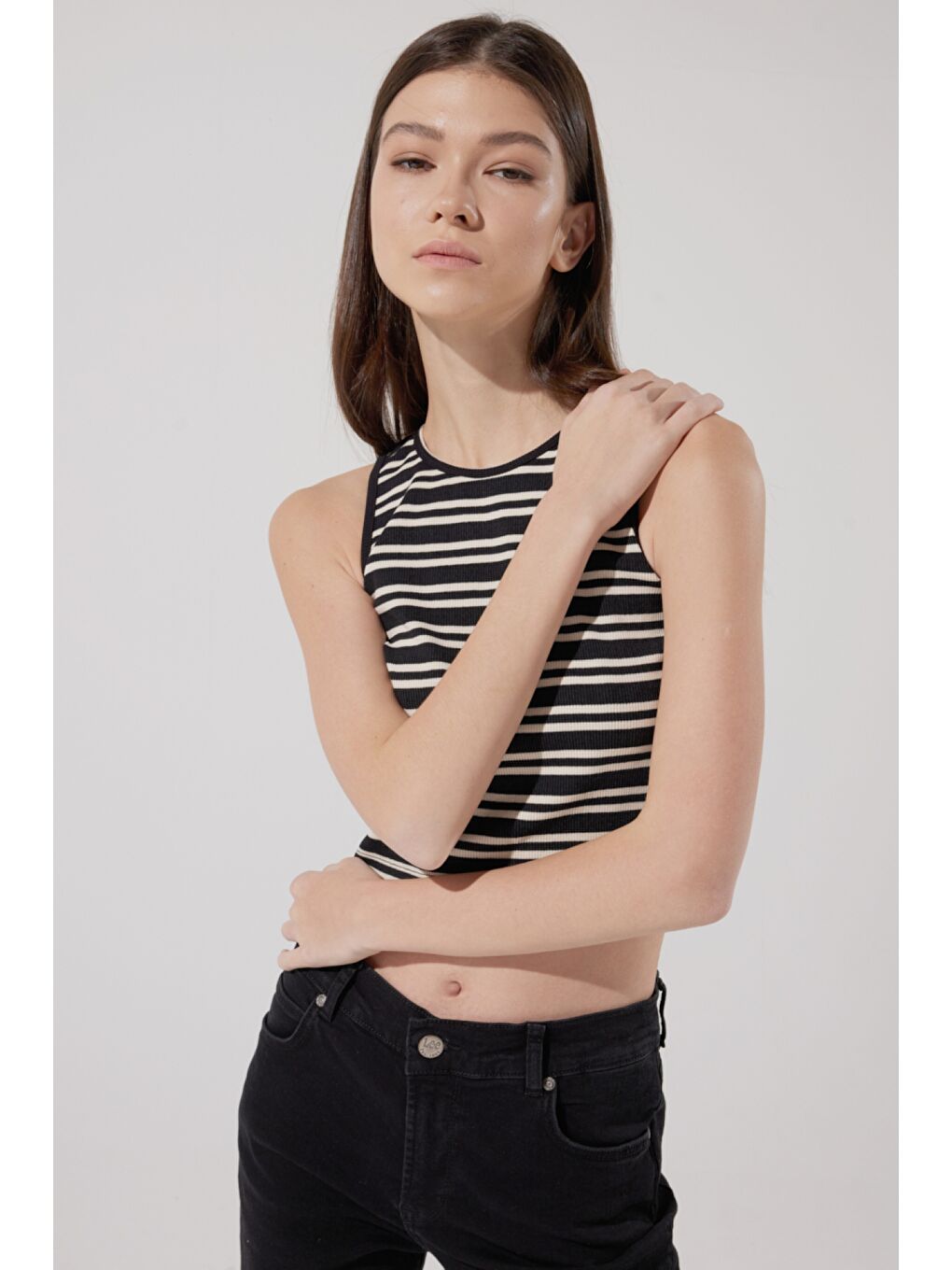 Slim Fit Dar Kesim Bisiklet Yaka Kolsuz Crop Siyah Çizgili Esnek Tişört-2