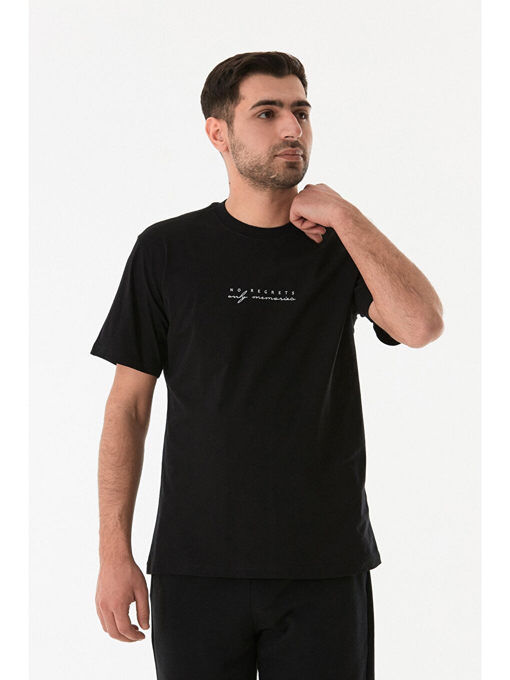 Siyah Kabartma Baskılı Bisiklet Yaka Tişört-3