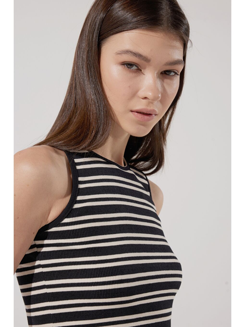 Slim Fit Dar Kesim Bisiklet Yaka Kolsuz Crop Siyah Çizgili Esnek Tişört-3