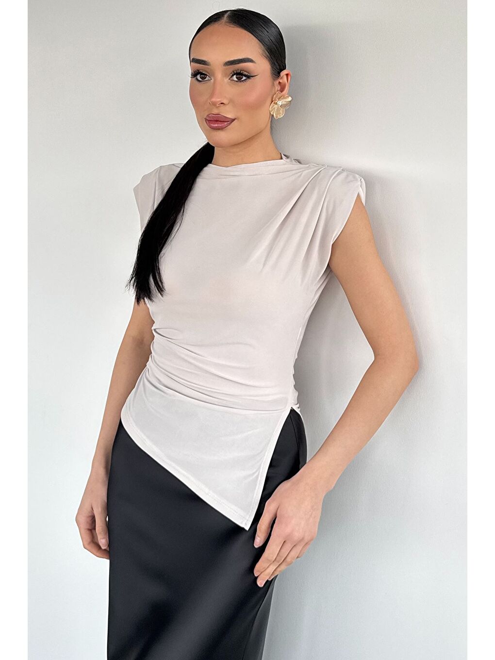 Bej Kadın Omuz Vatkalı Drapeli Asimetrik Kesim Bluz