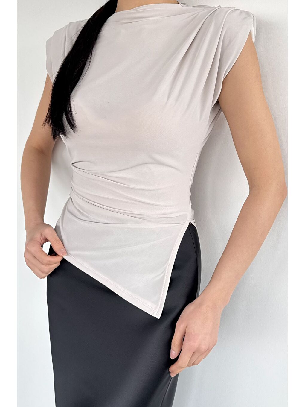 Bej Kadın Omuz Vatkalı Drapeli Asimetrik Kesim Bluz-1