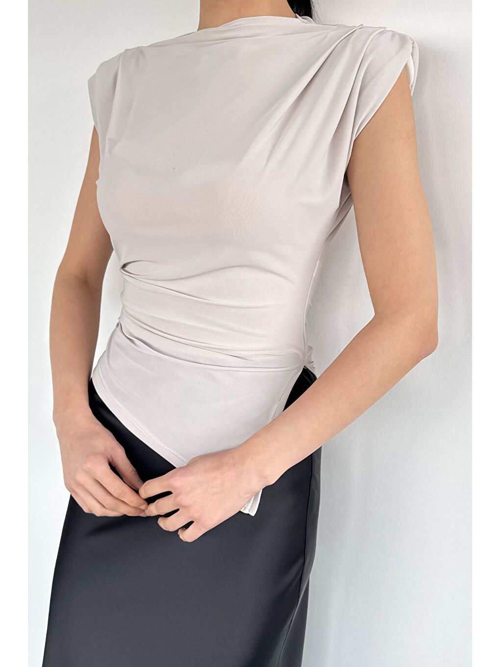 Bej Kadın Omuz Vatkalı Drapeli Asimetrik Kesim Bluz-2