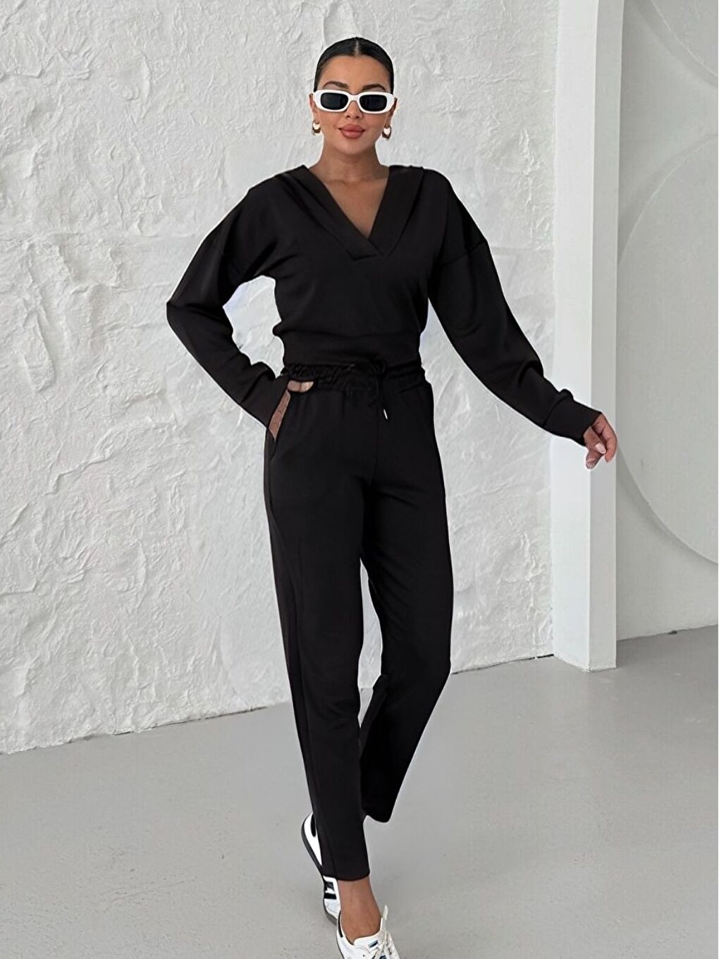 Kadın Siyah V Yaka Kapüşonlu Crop Eşofman Modal Kumaş Alt-Üst Takım