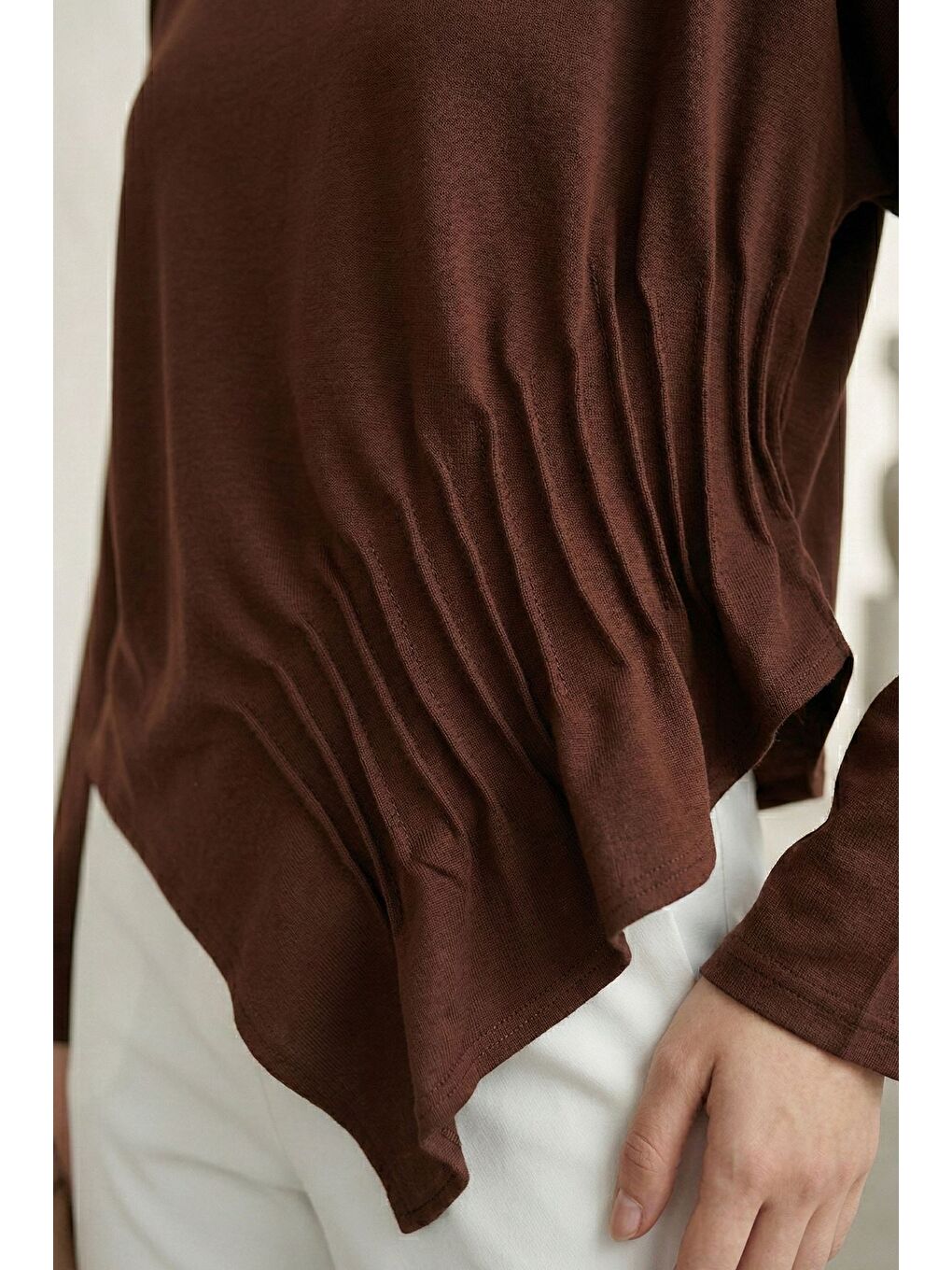 Kahverengi Kadın Pileli Asimetrik Kesim Bluz