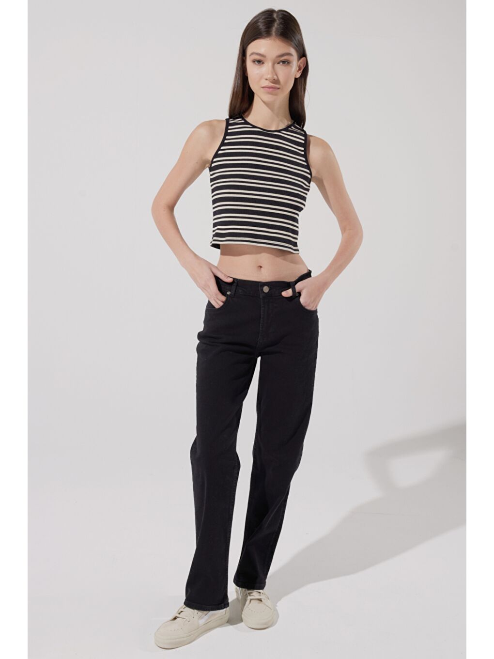 Slim Fit Dar Kesim Bisiklet Yaka Kolsuz Crop Siyah Çizgili Esnek Tişört-5