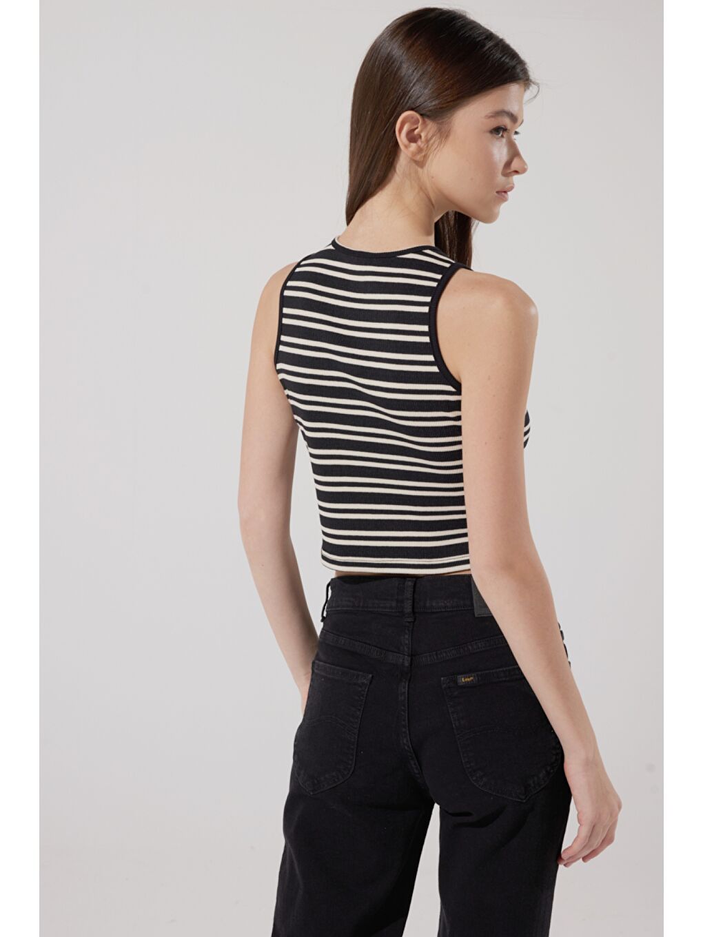 Slim Fit Dar Kesim Bisiklet Yaka Kolsuz Crop Siyah Çizgili Esnek Tişört-6