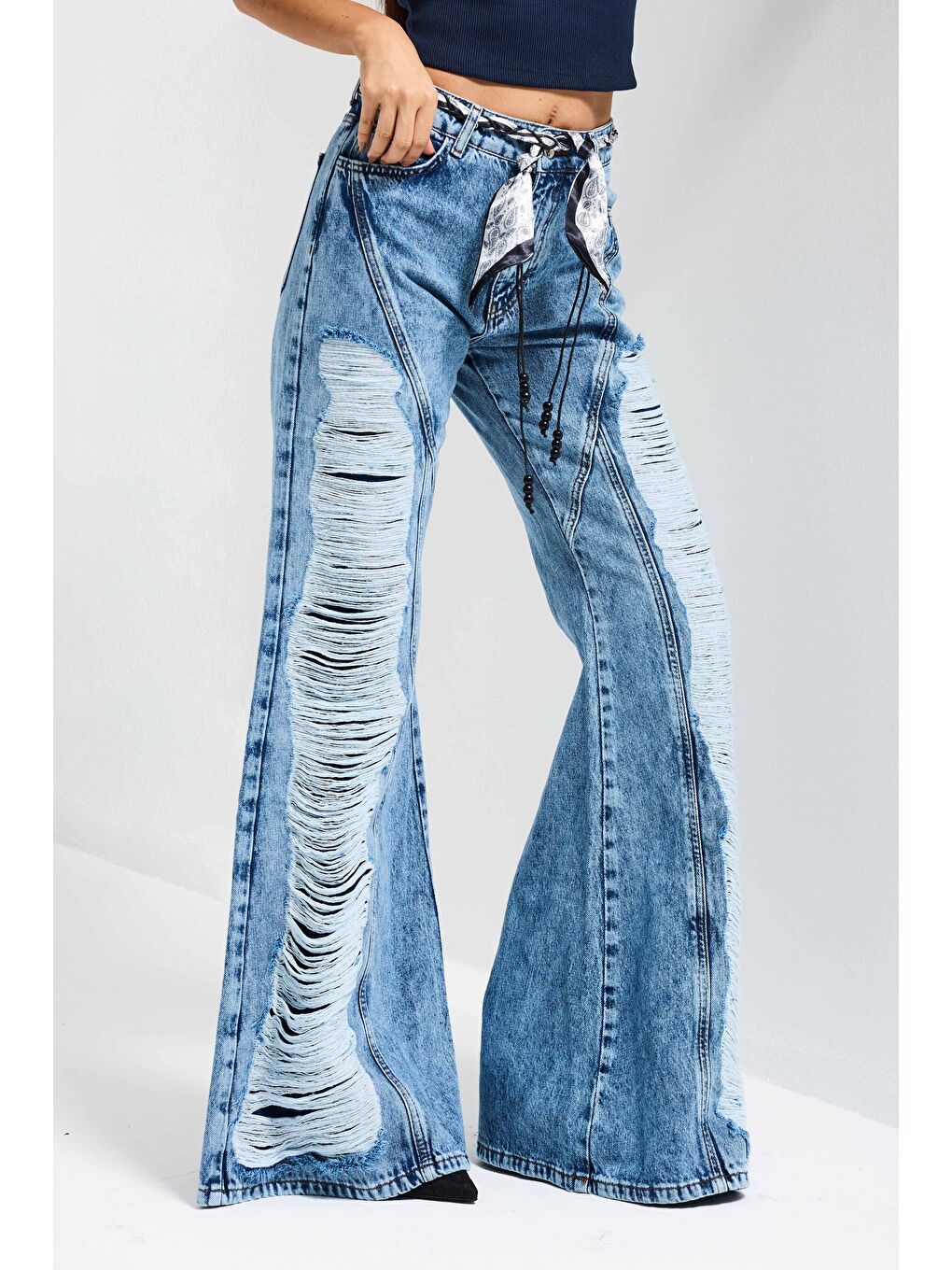 Kadın Mavi Flare Fit Altı Beslemeli Yırtık ve Fular Detaylı Tasarım Denim Jean