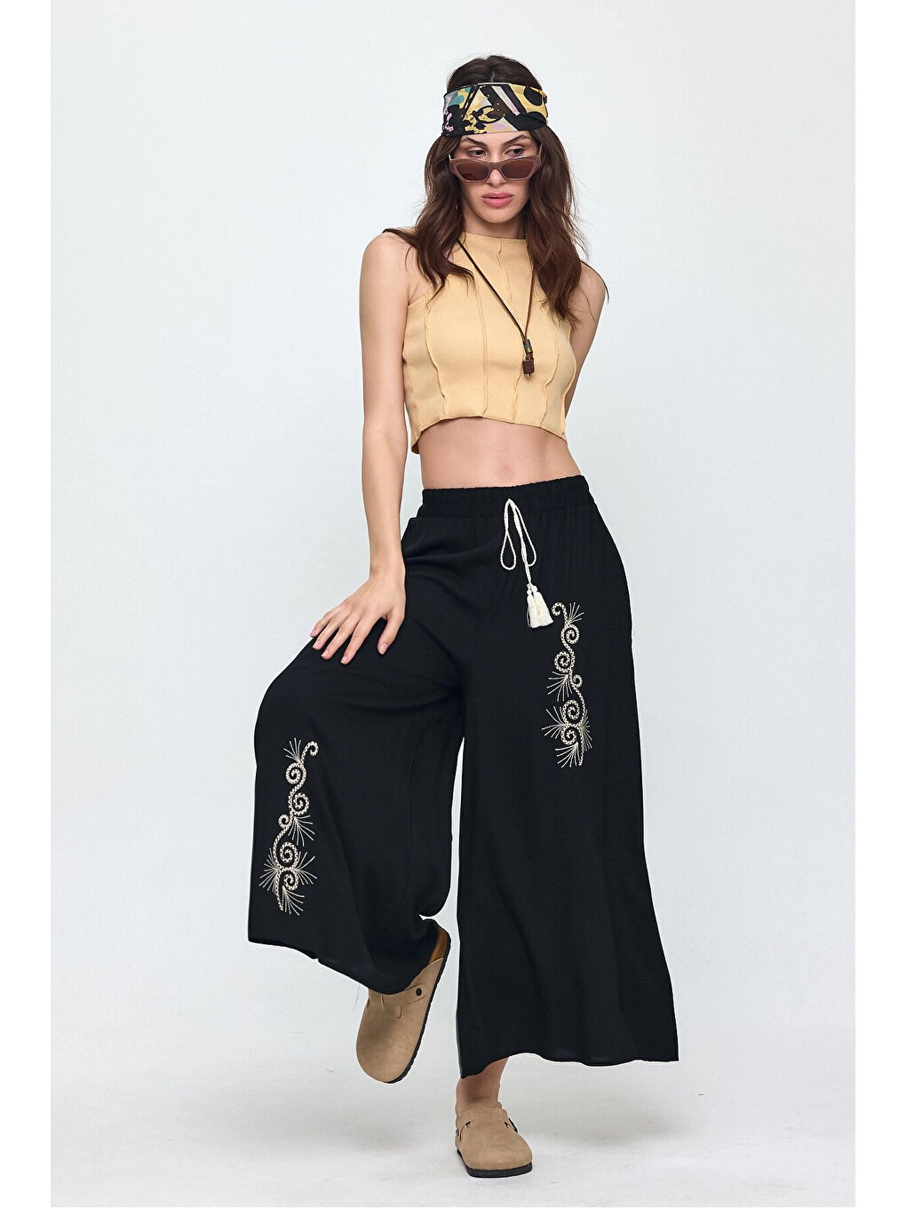 Kadın Siyah Beli Lastikli Nakış Detaylı Bol Kesim Viskon Pantolon HZL25S-VM10301-1