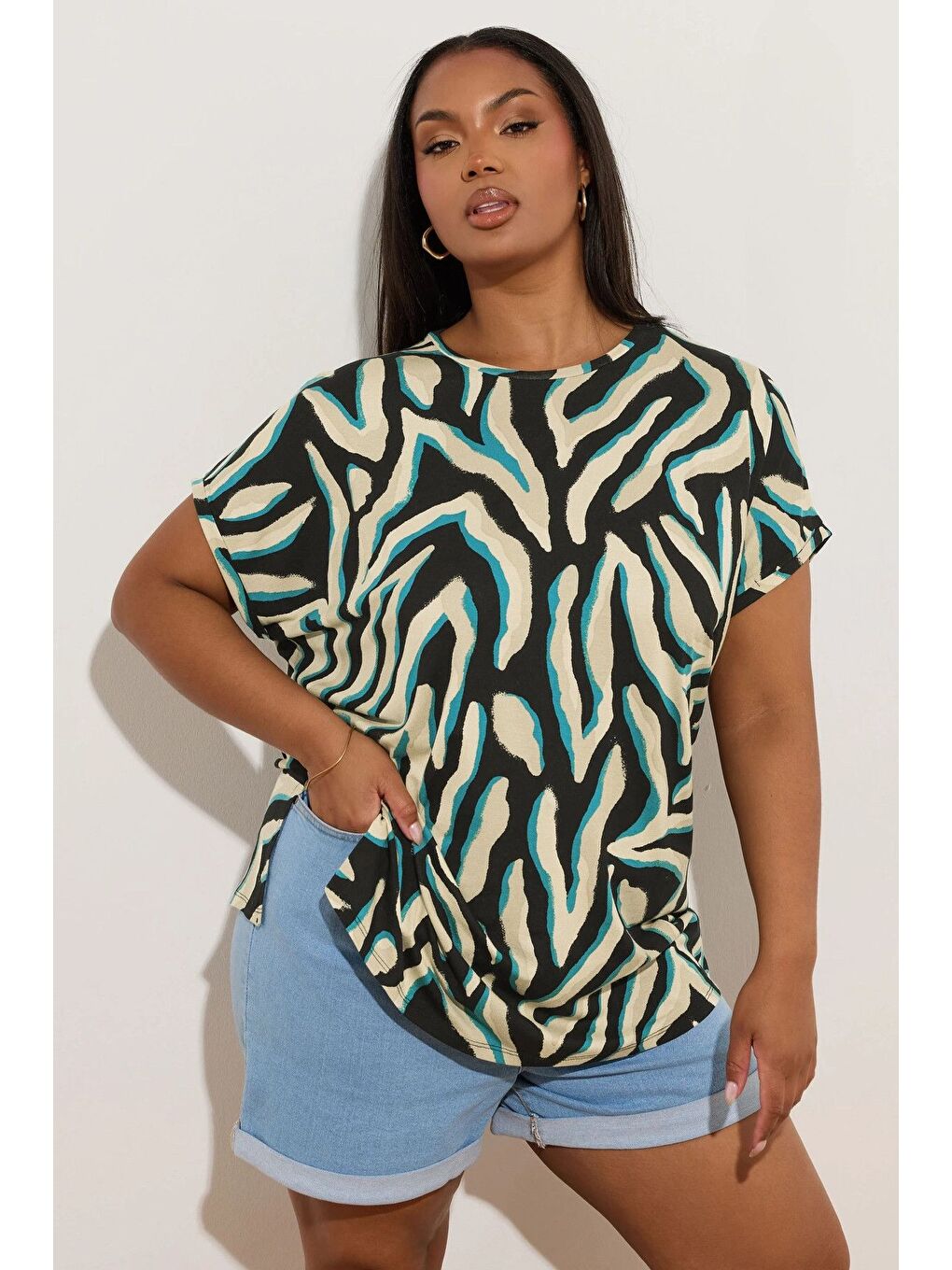 Siyah Büyük Beden Bisiklet Yaka Kısa Kollu Zebra Desenli Bluz 303918