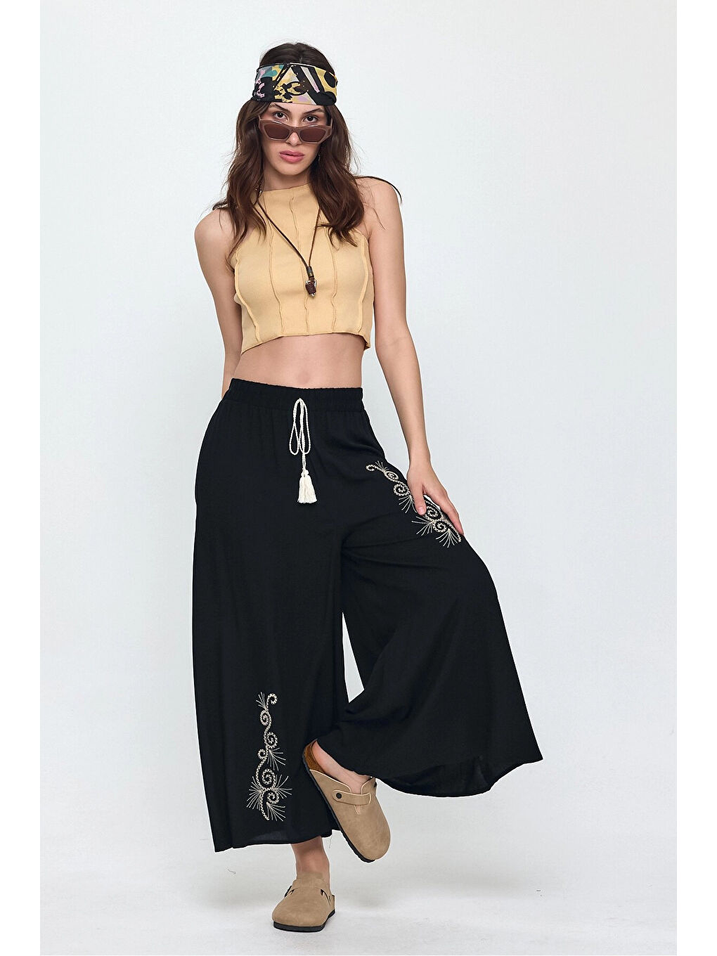 Kadın Siyah Beli Lastikli Nakış Detaylı Bol Kesim Viskon Pantolon HZL25S-VM10301-2