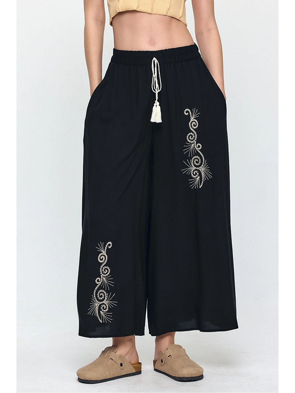 Kadın Siyah Beli Lastikli Nakış Detaylı Bol Kesim Viskon Pantolon HZL25S-VM10301-3