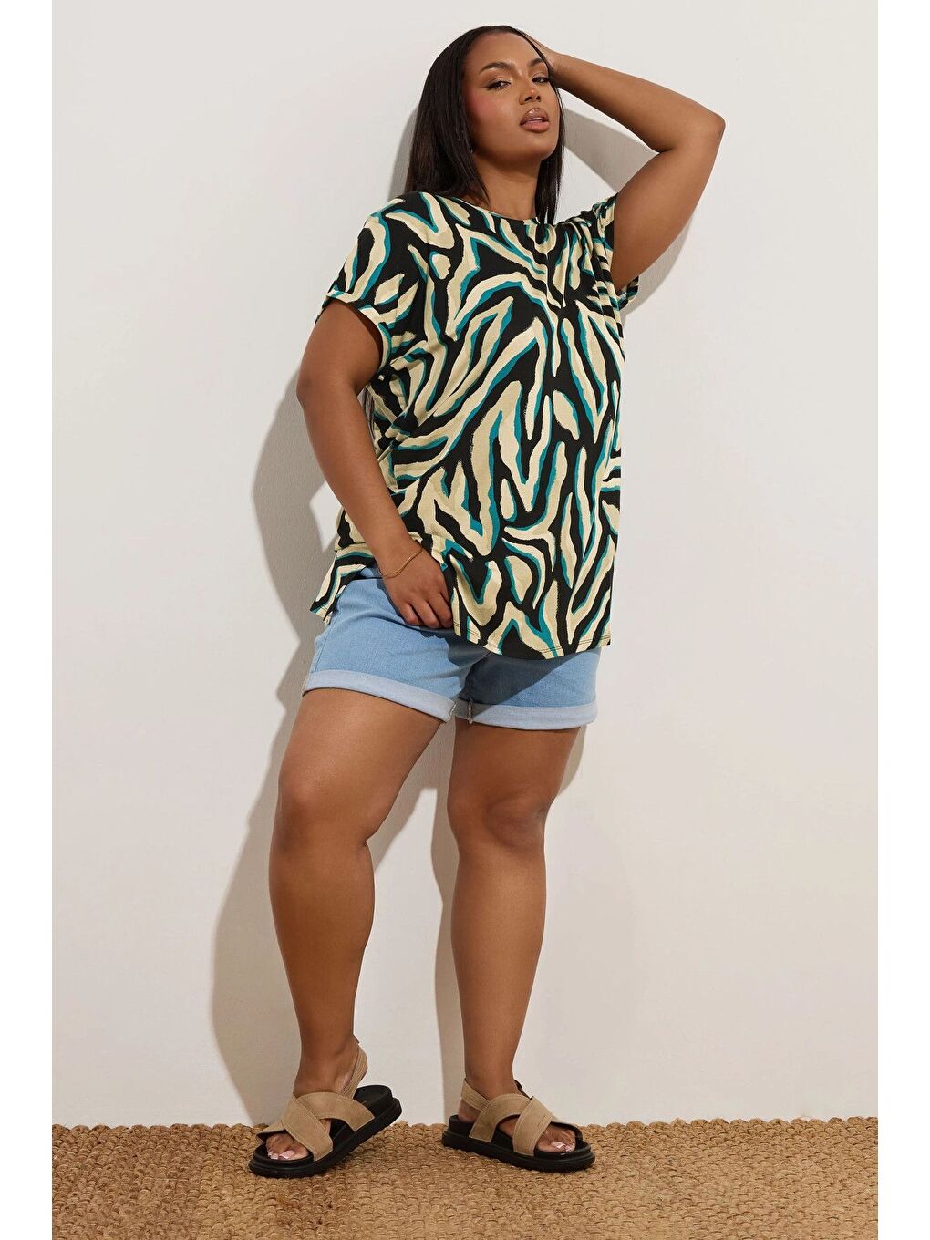 Siyah Büyük Beden Bisiklet Yaka Kısa Kollu Zebra Desenli Bluz 303918-3