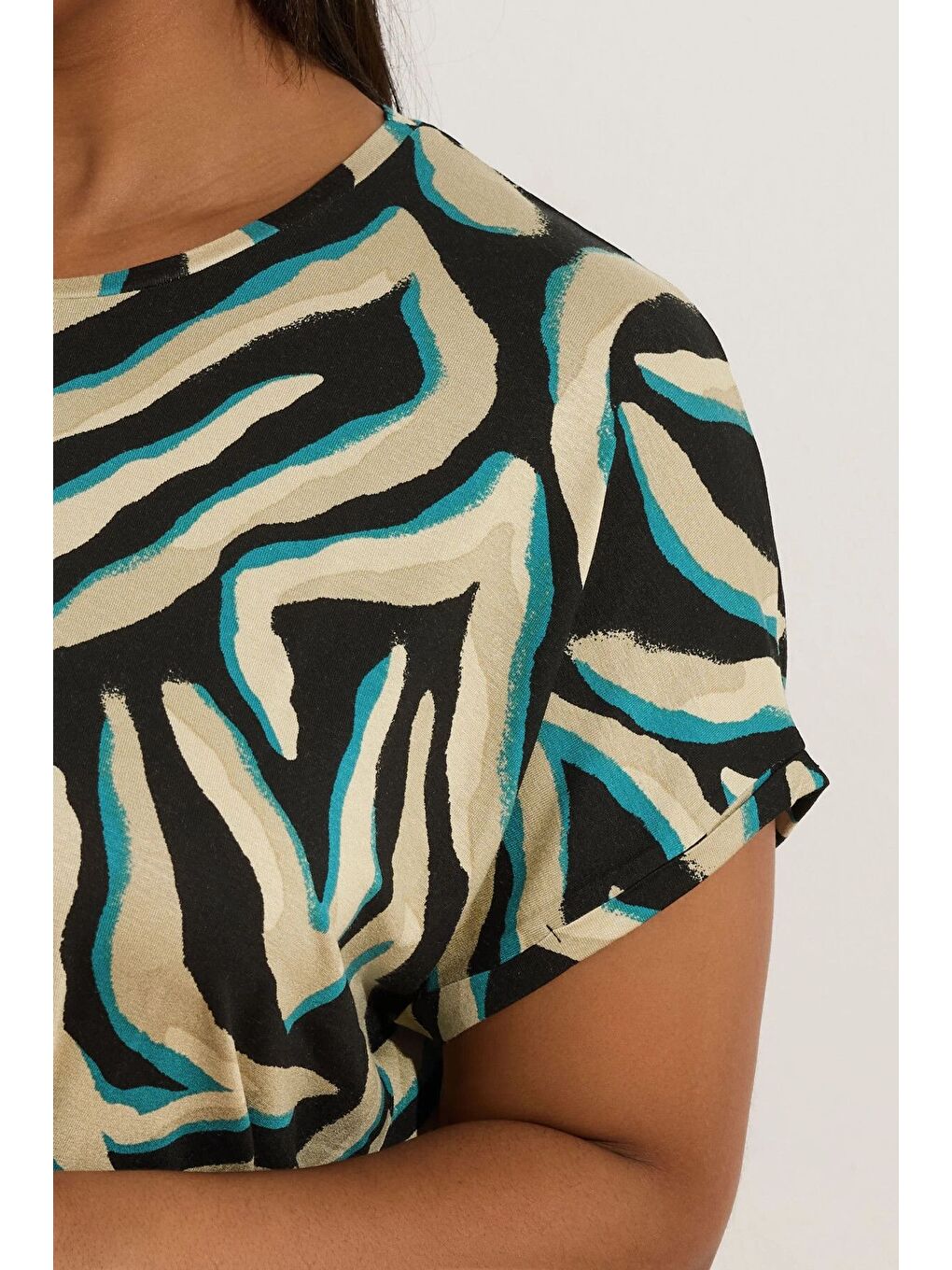 Siyah Büyük Beden Bisiklet Yaka Kısa Kollu Zebra Desenli Bluz 303918-4