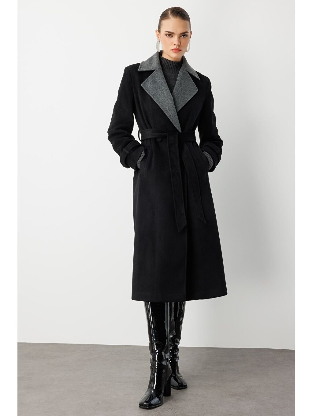 Siyah Gri Detaylı Uzun Klasik Kaşe Kaban