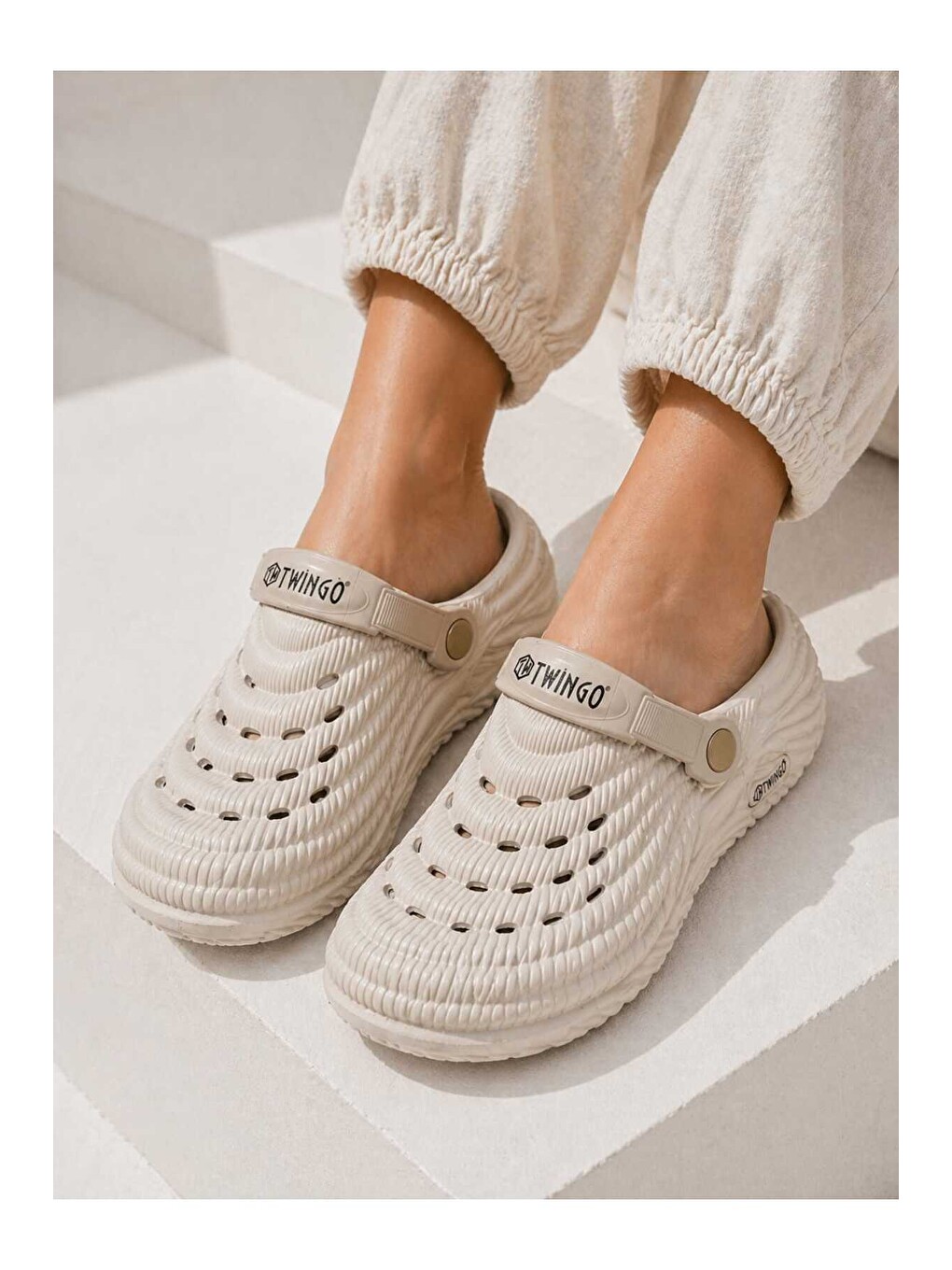 Ekru Unisex Yazlık Terlik – Nefes Alabilir, Yumuşak Tabanlı, Ayarlanabilir Arka Bantlı Sandalet-1