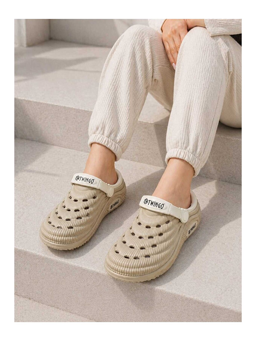Ekru Unisex Yazlık Terlik – Nefes Alabilir, Yumuşak Tabanlı, Ayarlanabilir Arka Bantlı Sandalet-2