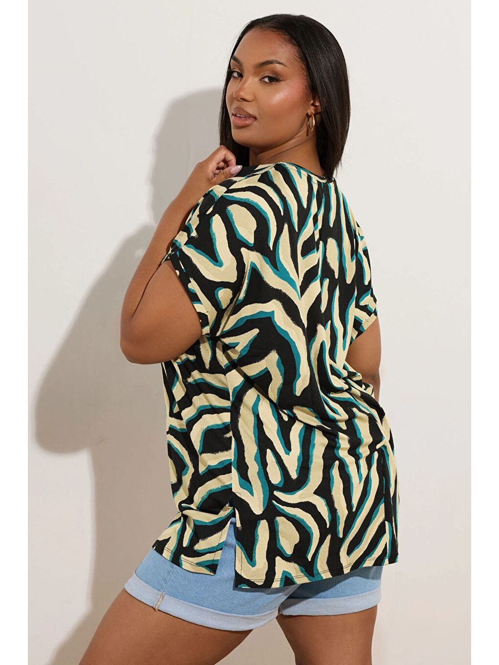 Siyah Büyük Beden Bisiklet Yaka Kısa Kollu Zebra Desenli Bluz 303918-5