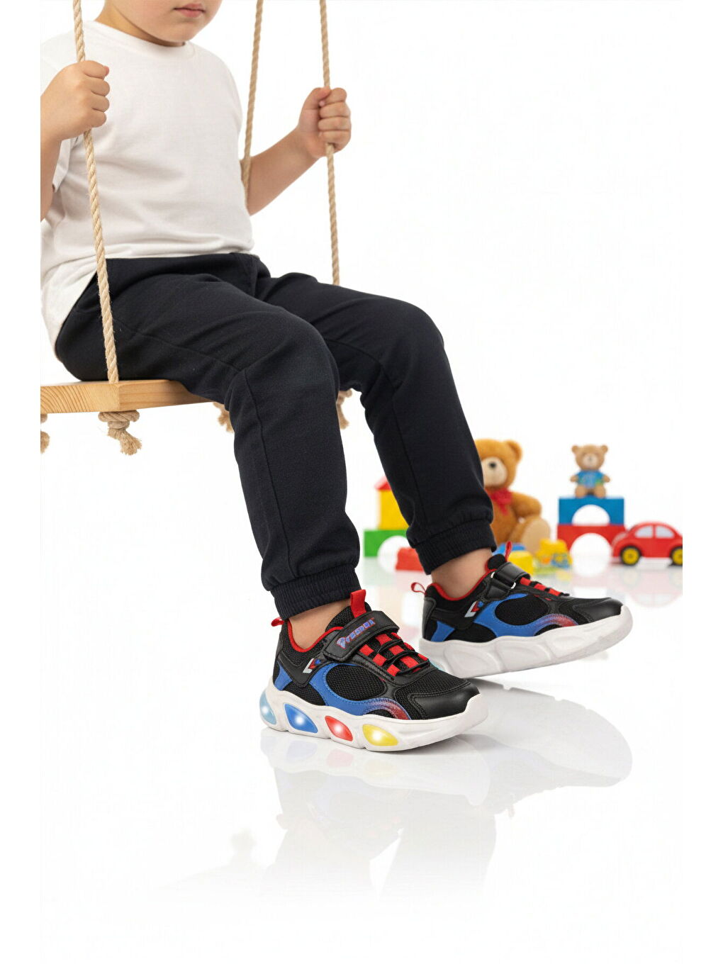 Siyah Cırtlı Işıklı Hafif Erkek Çocuk Spor Ayakkabı 2000 P-2