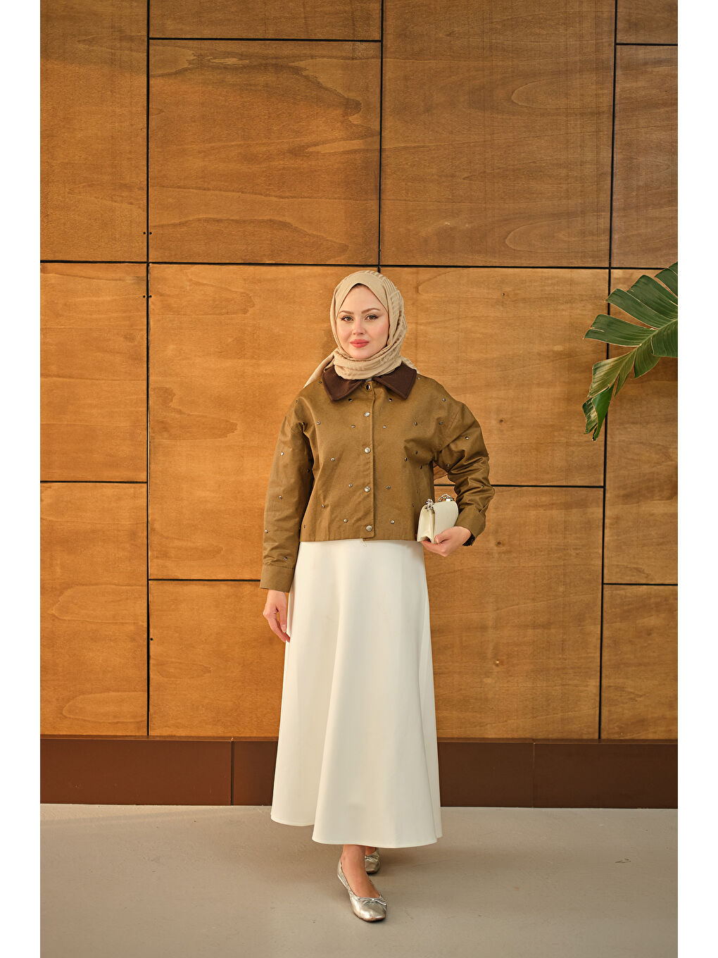 Bej Kadın Yakası Kadife Detay Kısa Ceket Vizon-1