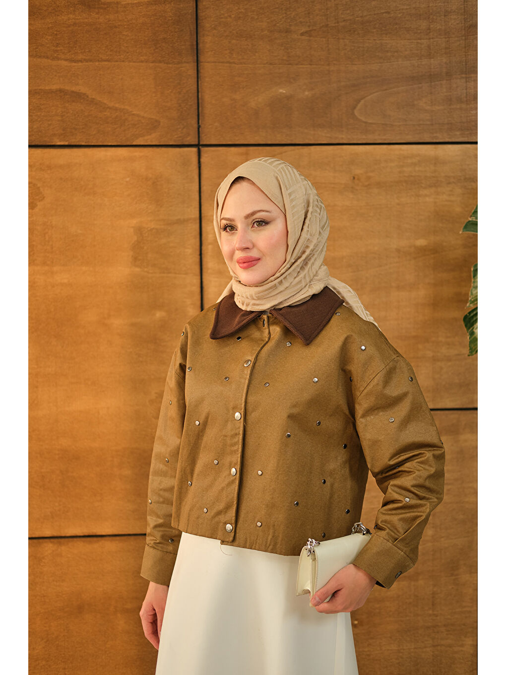 Bej Kadın Yakası Kadife Detay Kısa Ceket Vizon-2