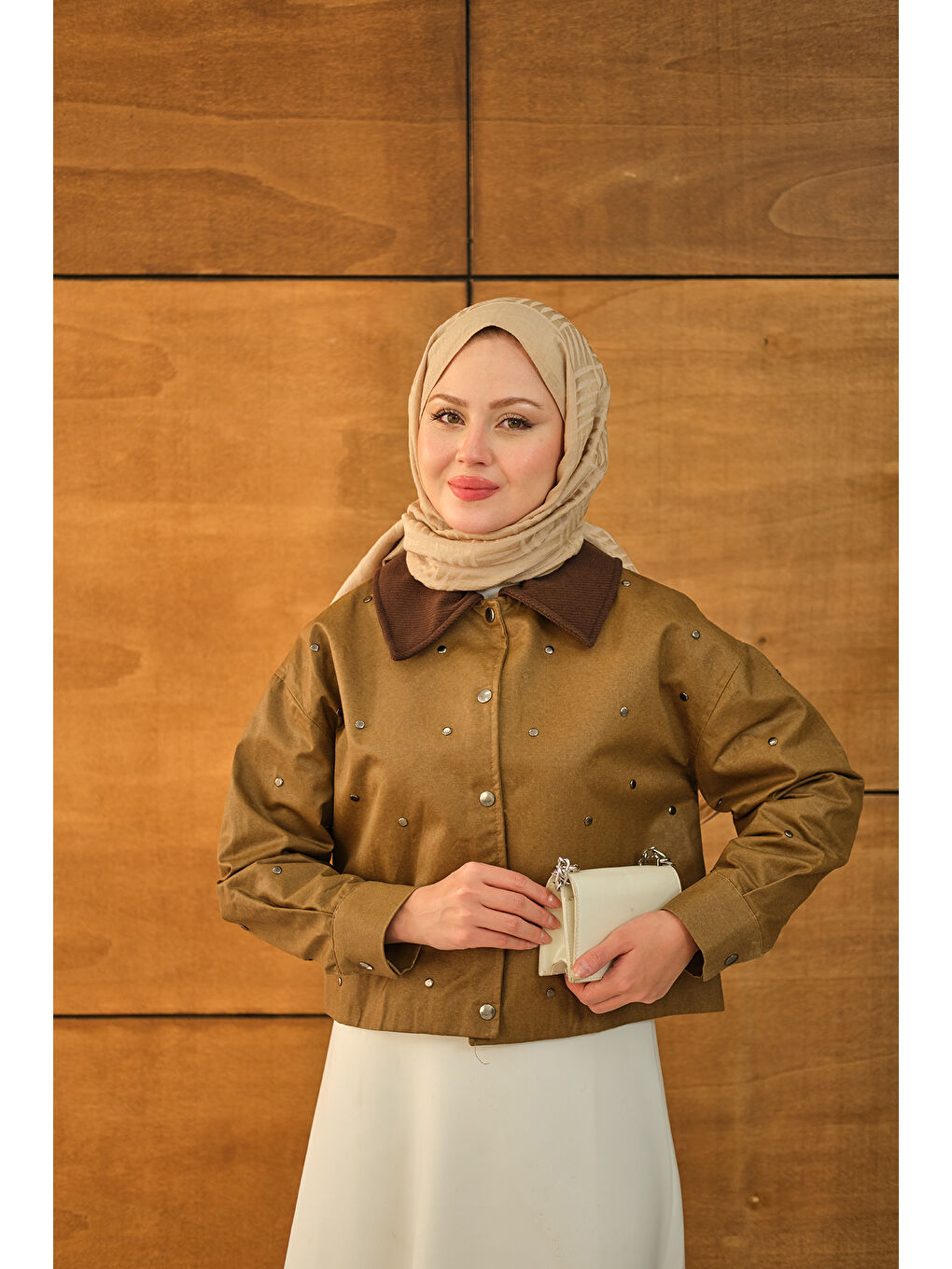 Bej Kadın Yakası Kadife Detay Kısa Ceket Vizon-3