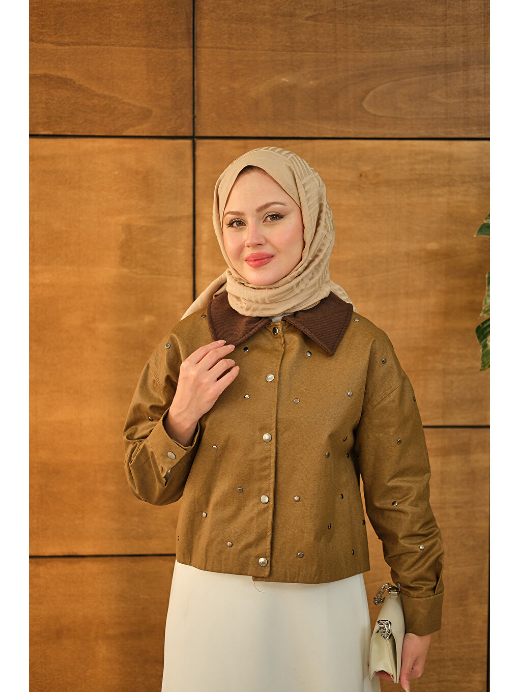 Bej Kadın Yakası Kadife Detay Kısa Ceket Vizon-4